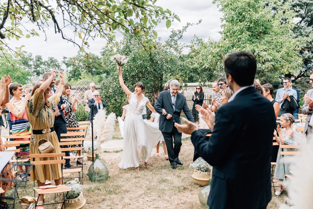 Entrée de la mariée cérémonie laïque Village de Sully jardin — Pierre Atelier photographe
