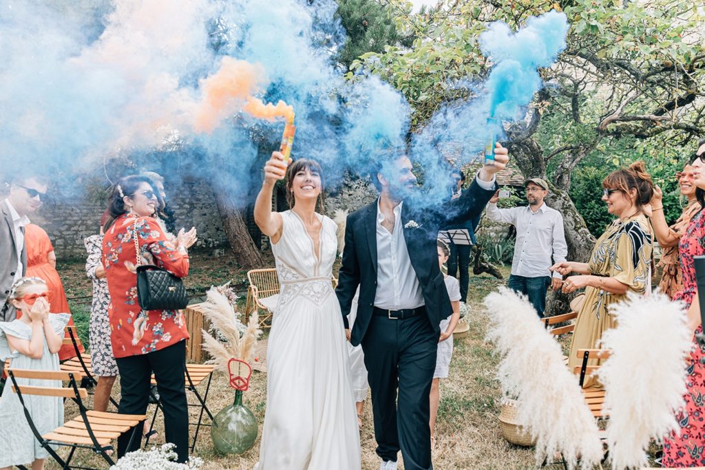 Sortie cérémonie fumigènes colorés Village de Sully — Pierre Atelier photographe mariage
