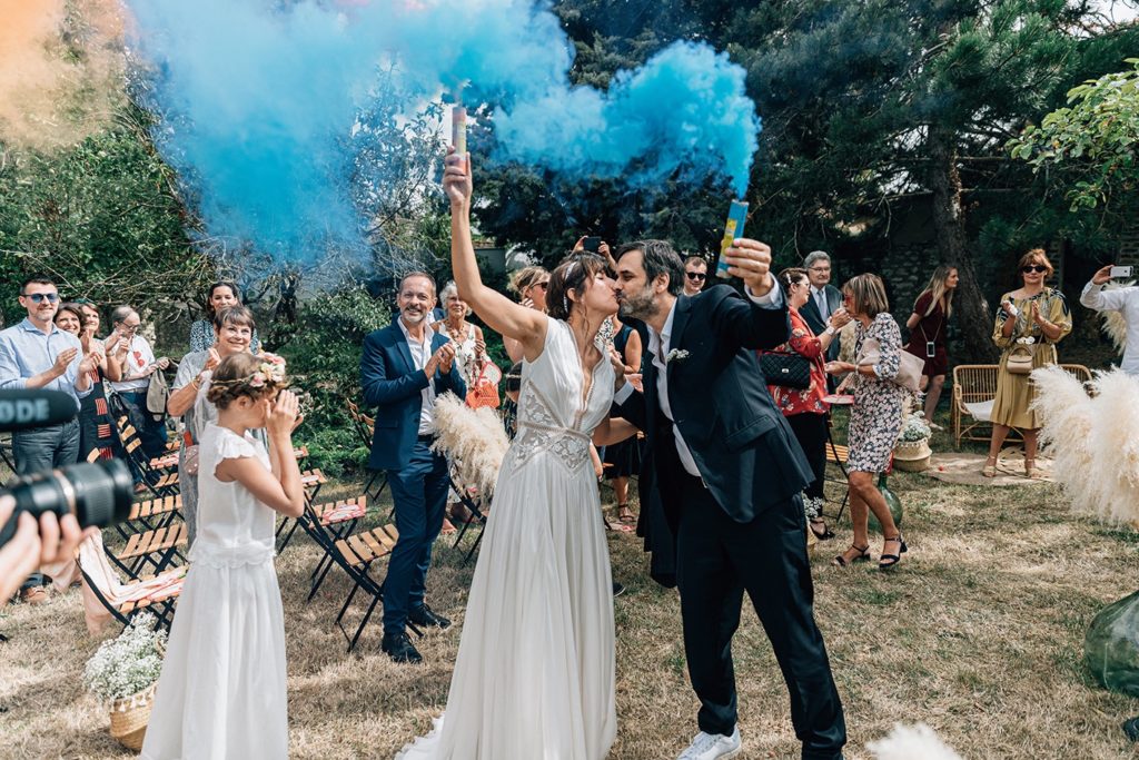 Mariés fumigènes bleu orange sortie cérémonie Village de Sully — Pierre Atelier