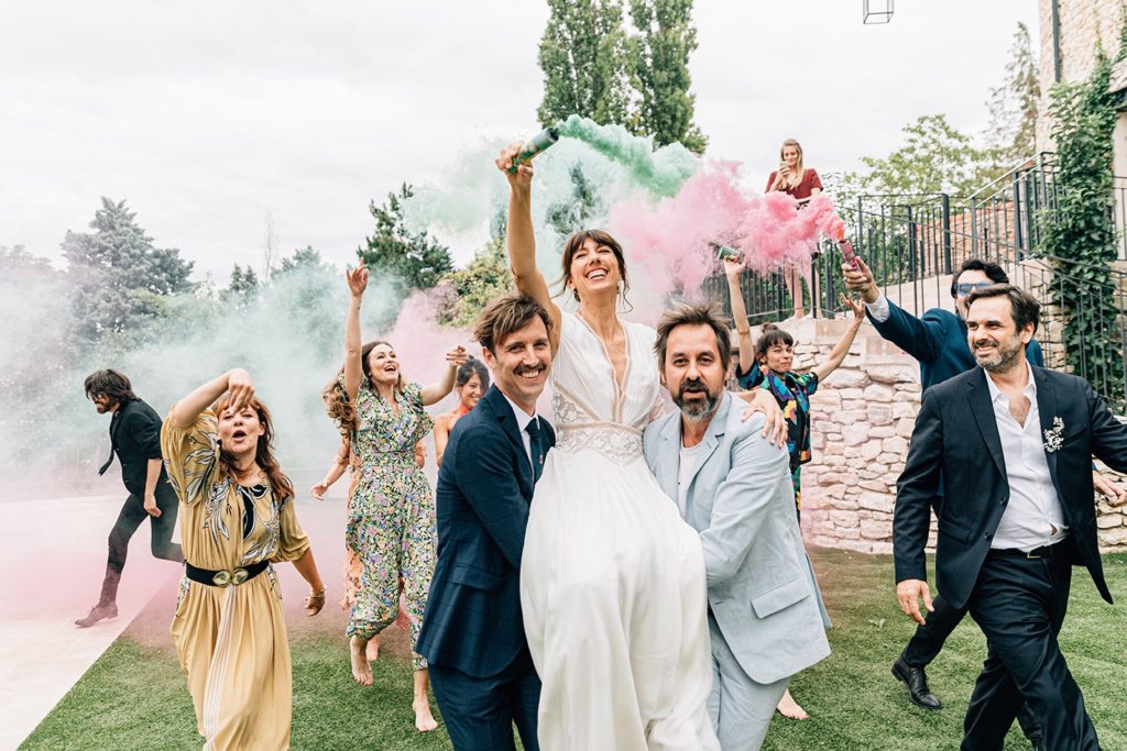 Groupe mariée portée fumigènes roses verts Village de Sully — Pierre Atelier photographe