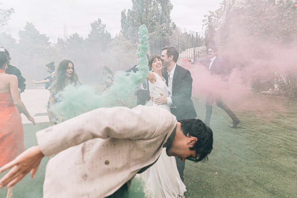 Invités fumigènes colorés mariage Village de Sully Yvelines — Pierre Atelier