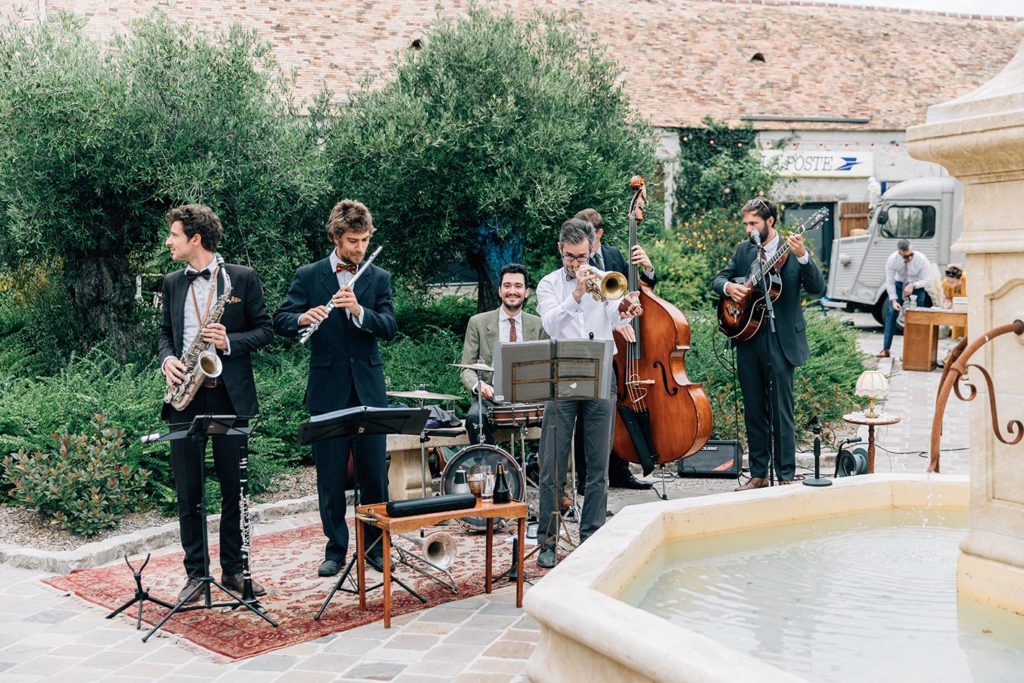 Jazz band fontaine place Village de Sully cocktail mariage — Pierre Atelier photographe