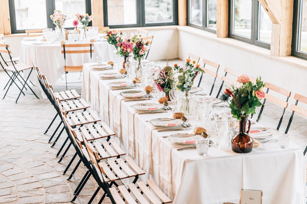 Salle réception mariage Village de Sully tables fleuries — Pierre Atelier photographe Yvelines