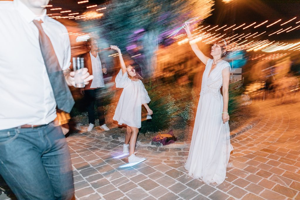 Soirée danse mariée Village de Sully lumières nuit — Pierre Atelier photographe mariage