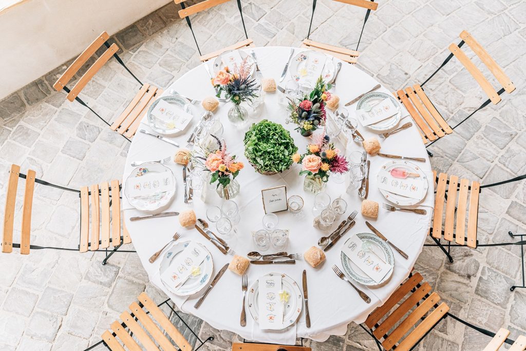 Vue aérienne table ronde décorée mariage Village de Sully — Pierre Atelier photographe