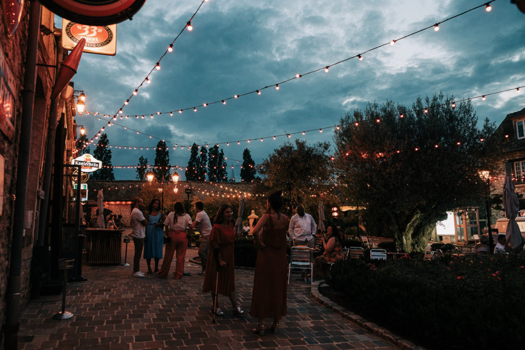 Cocktail soirée guirlandes place Village de Sully Yvelines — Pierre Atelier photographe mariage