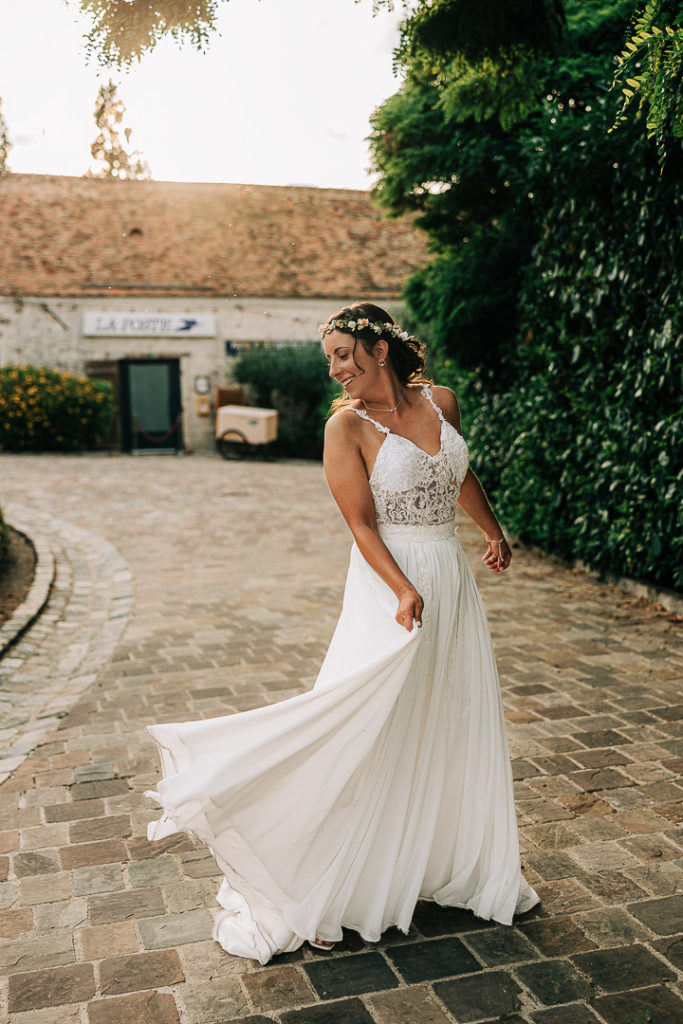Mariée robe champêtre Village de Sully coucher de soleil — Pierre Atelier photographe mariage Yvelines
