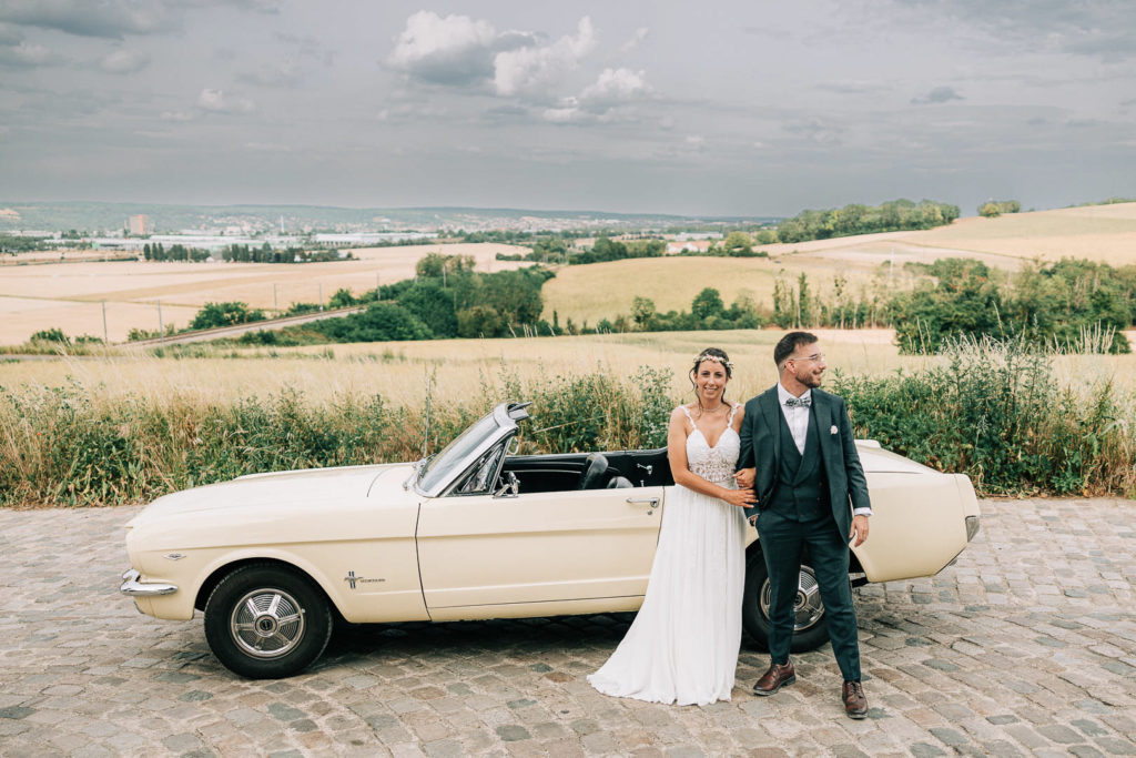 Mariés Ford Mustang décapotable Village de Sully panorama Yvelines — Pierre Atelier photographe mariage