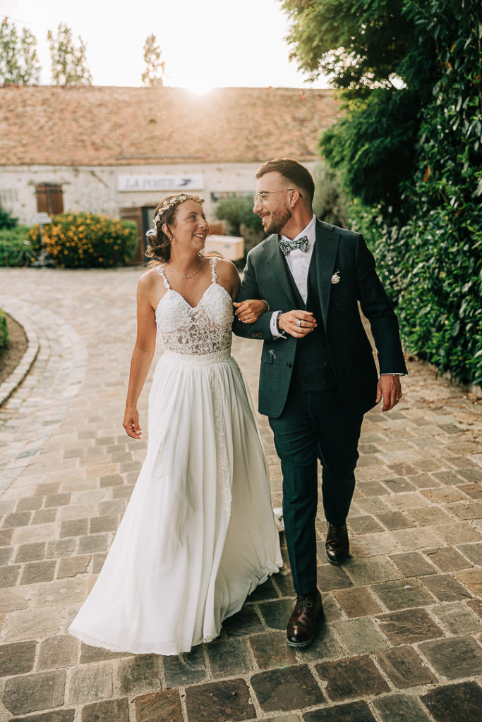 Portrait couple golden hour Village de Sully bureau de poste — Pierre Atelier photographe