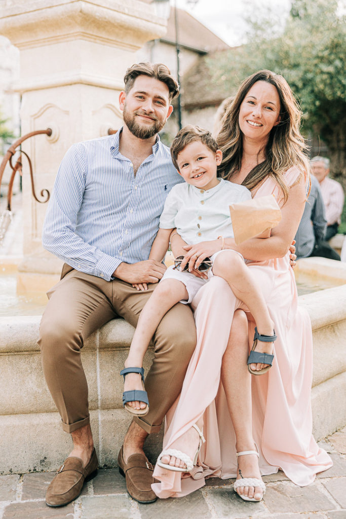 Portrait famille fontaine place Village de Sully Yvelines — Pierre Atelier photographe mariage