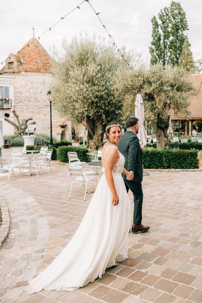 Portrait mariée place pavée Village de Sully golden hour — Pierre Atelier photographe