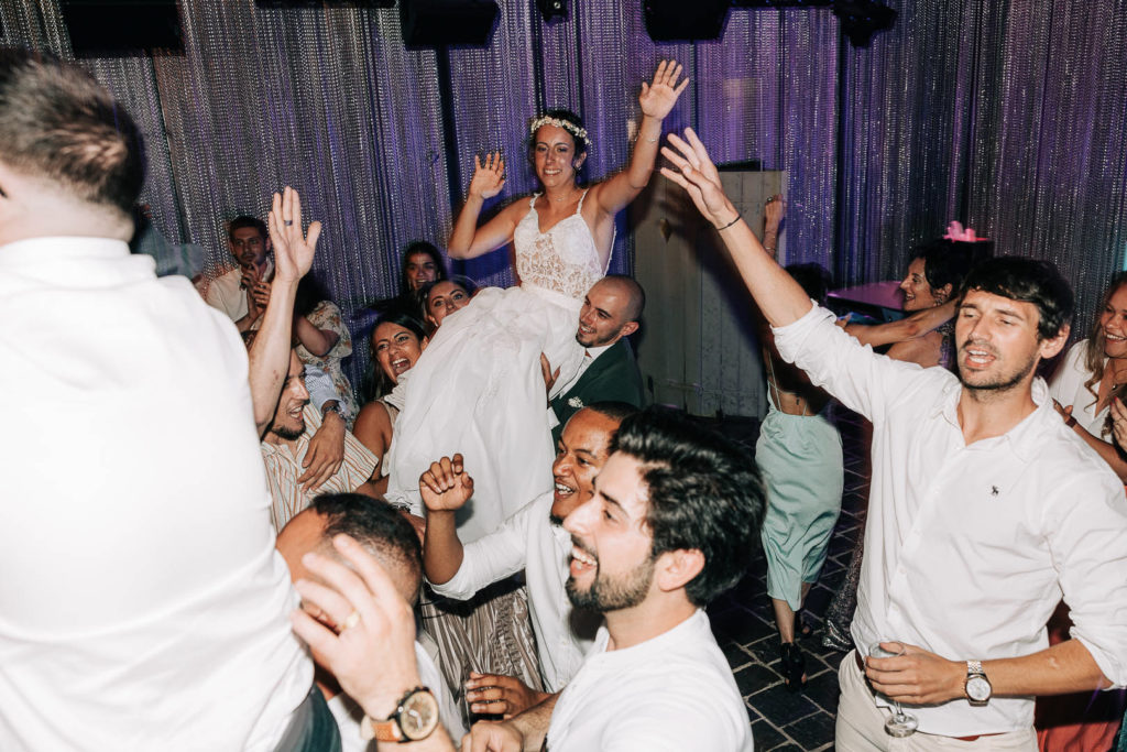 Mariée portée en triomphe soirée mariage Village de Sully Yvelines — Pierre Atelier