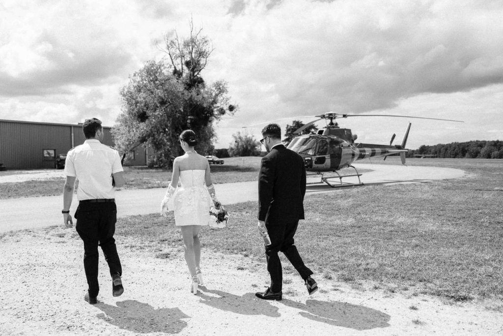 décalage hélicoptère parc Château Bouret invités terrasse — Pierre Atelier photographe mariage IDF