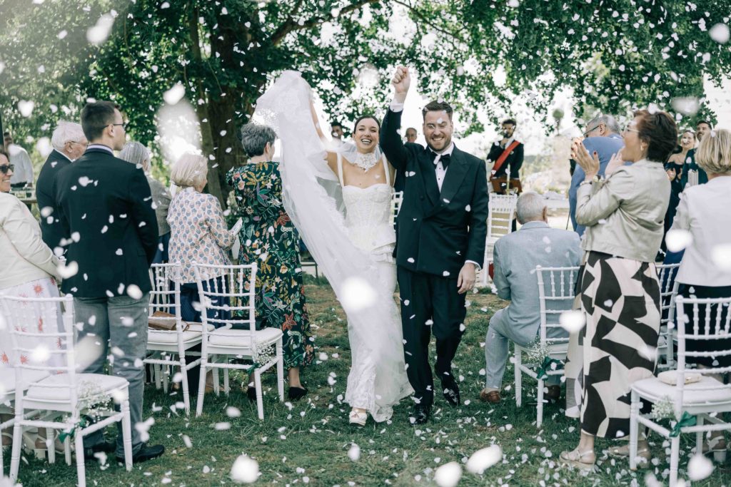 sortie de cérémonie Château Bouret mariage — Pierre Atelier photographe mariage IDF