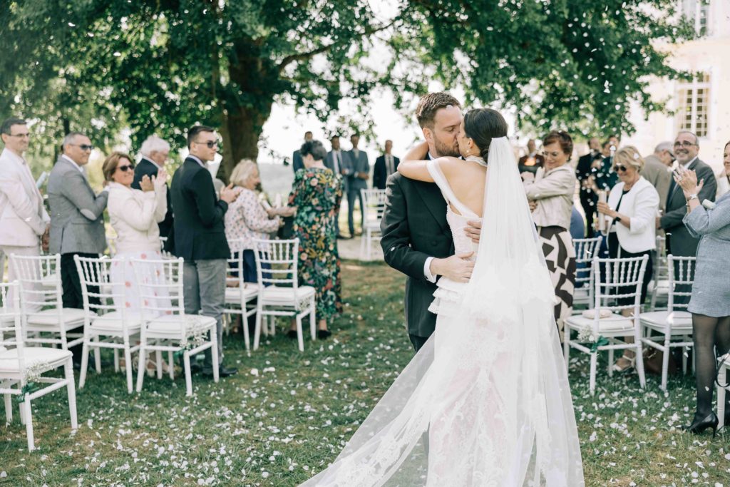 sortie de cérémonie Château Bouret mariage — Pierre Atelier photographe mariage