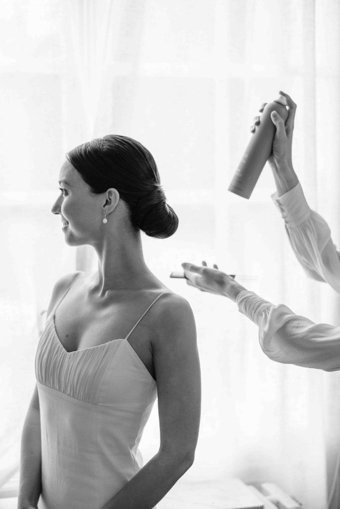 coiffure de la mariée au Château Bouret vue Seine — Pierre Atelier photographe mariage