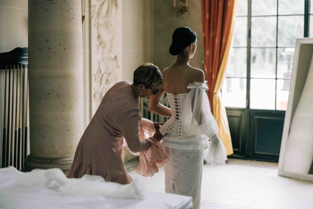 préparatifs de la mariée au Château Bouret vue Seine — Pierre Atelier photographe