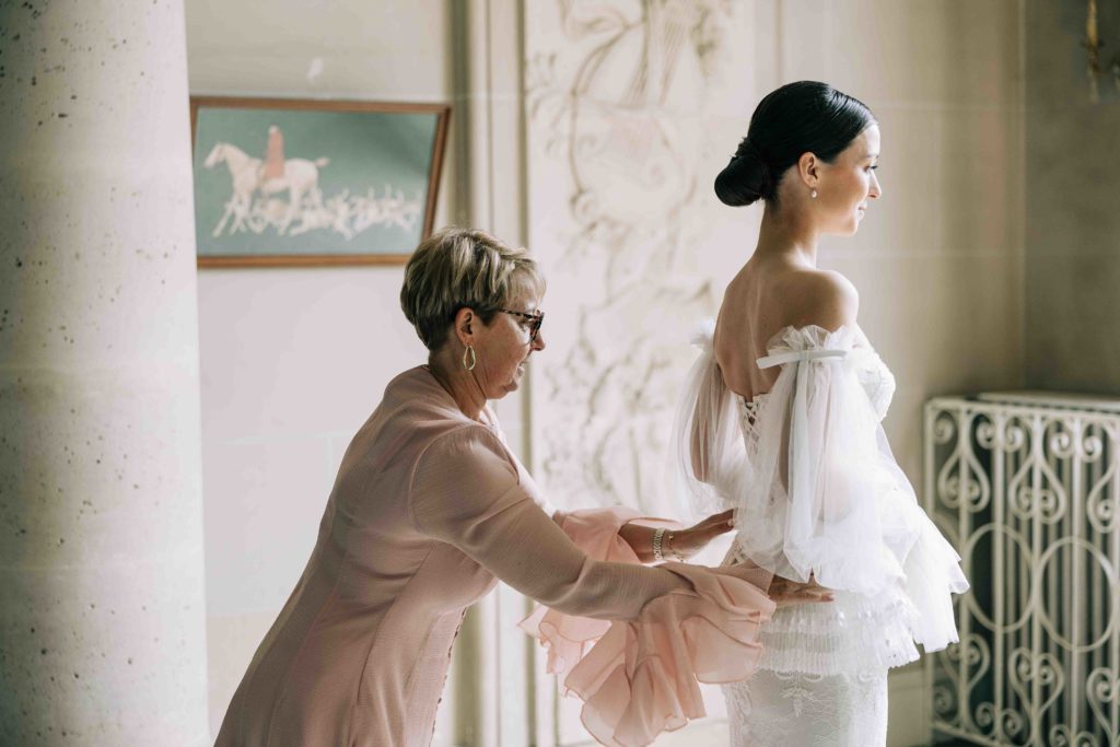 préparatifs de la mariée au Château Bouret vue Seine — Pierre Atelier photographe mariage