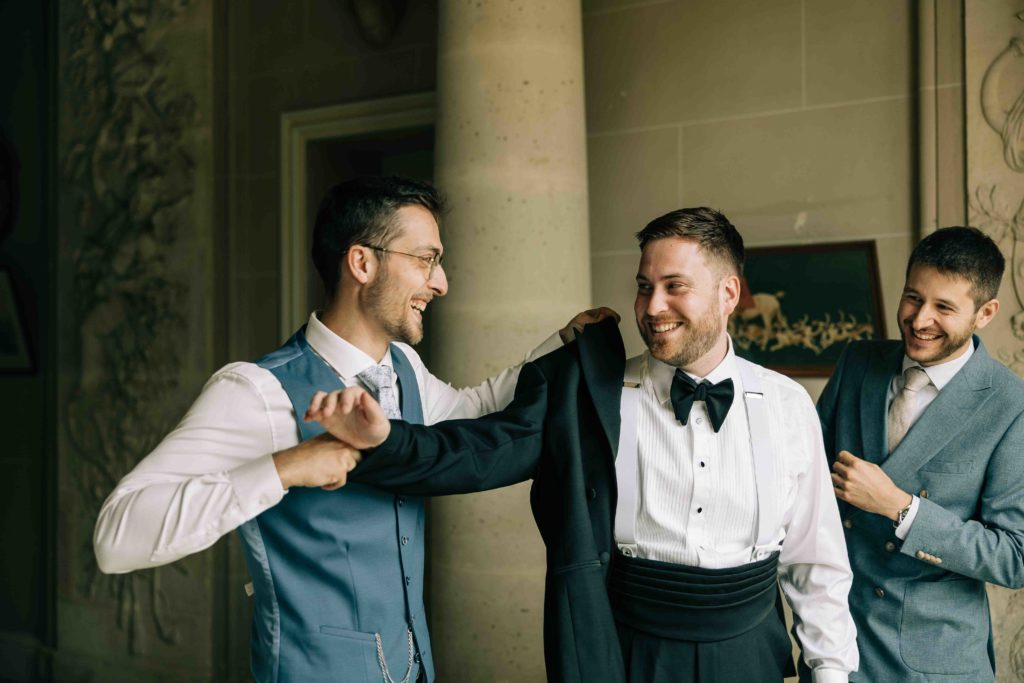 Préparatifs du marié Château Bouret Seine-Port — Pierre Atelier photographe mariage