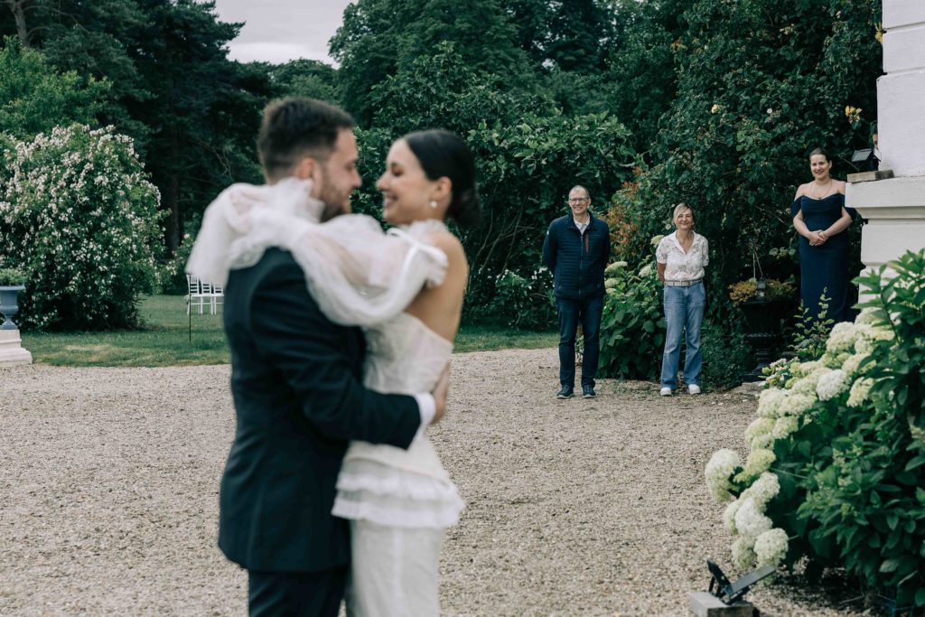 Détails tenues mariées Château Bouret — Pierre Atelier photographe mariage IDF