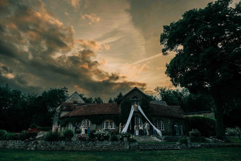 Sortie cérémonie laïque Château du Vivier Seine-et-Marne automne — Pierre Atelier photographe mariage