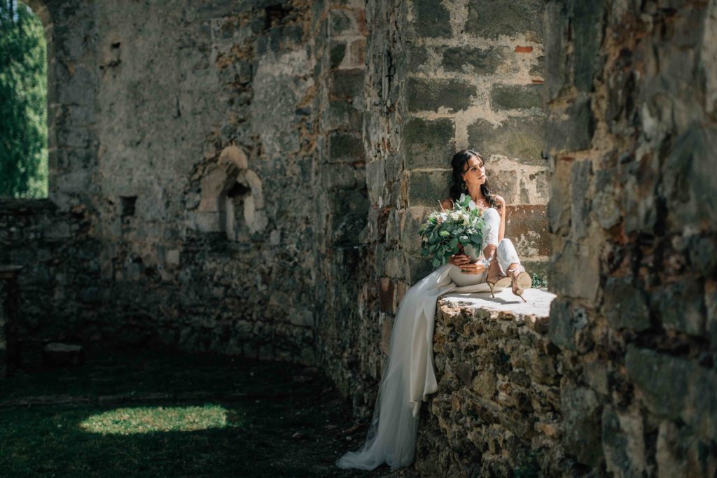 Mariés cérémonie laïque pierres médiévales printemps Château du Vivier — Pierre Atelier photographe