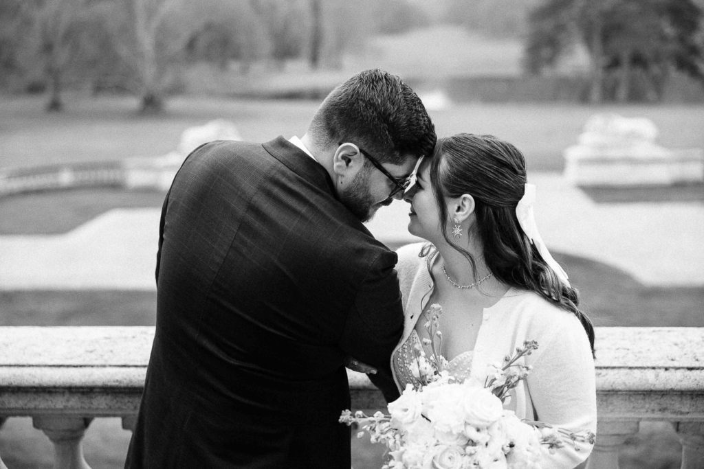 Portrait couple mariage Château de Ferrières allée parc — Pierre Atelier photographe mariage