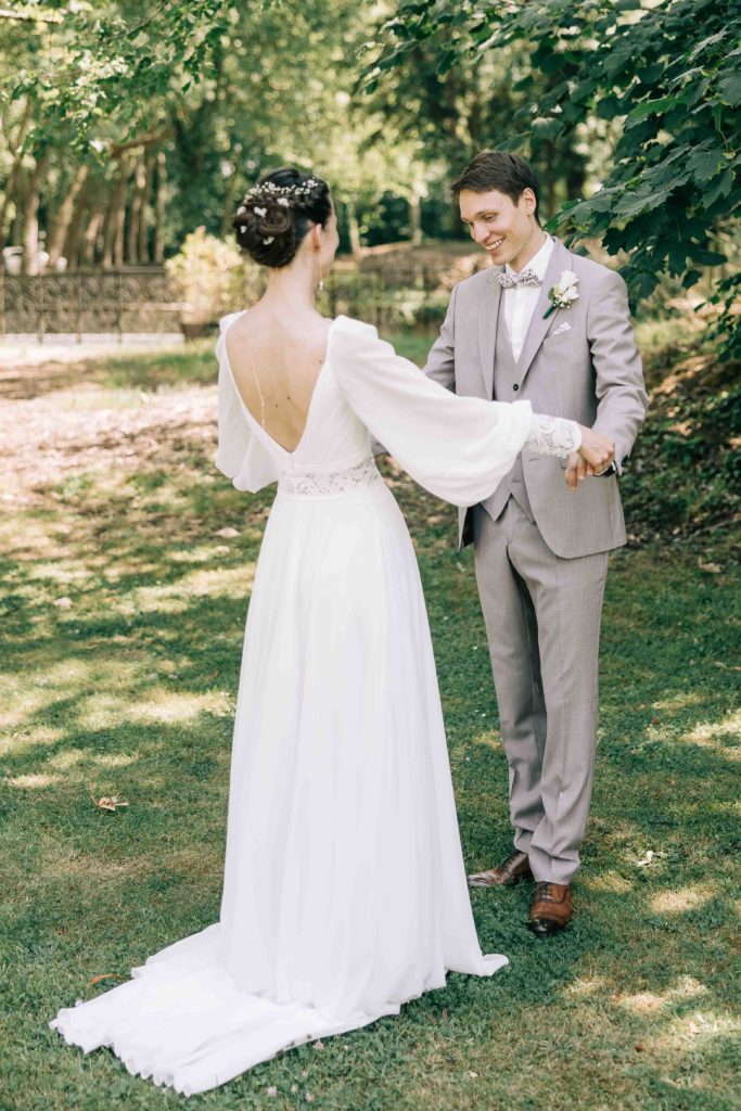 First look couple jardin Château de Méridon — Pierre Atelier photographe mariage