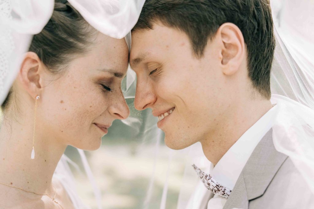 Golden hour portrait couple Château de Méridon forêt — Pierre Atelier photographe mariage