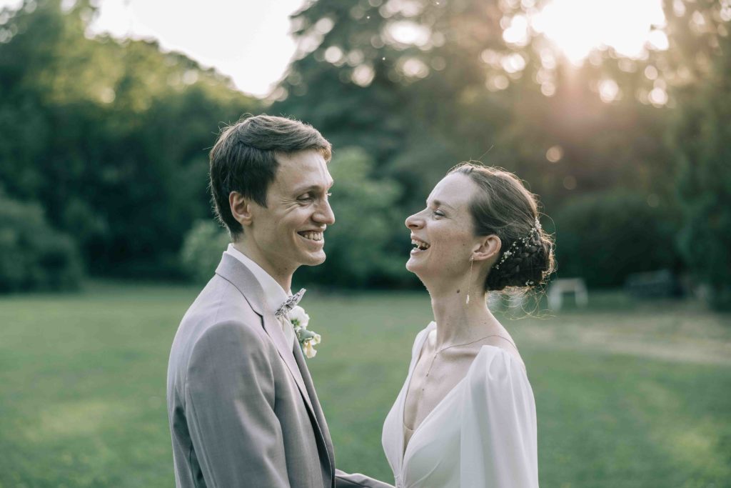 Séance couple golden hour parc Château de Méridon — Pierre Atelier photographe mariage