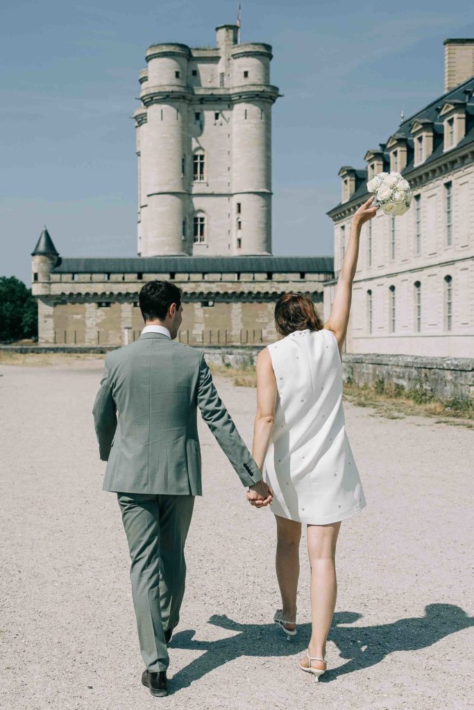 Portrait couple devant Château de Vincennes Val-de-Marne — Pierre Atelier photographe mariage Paris