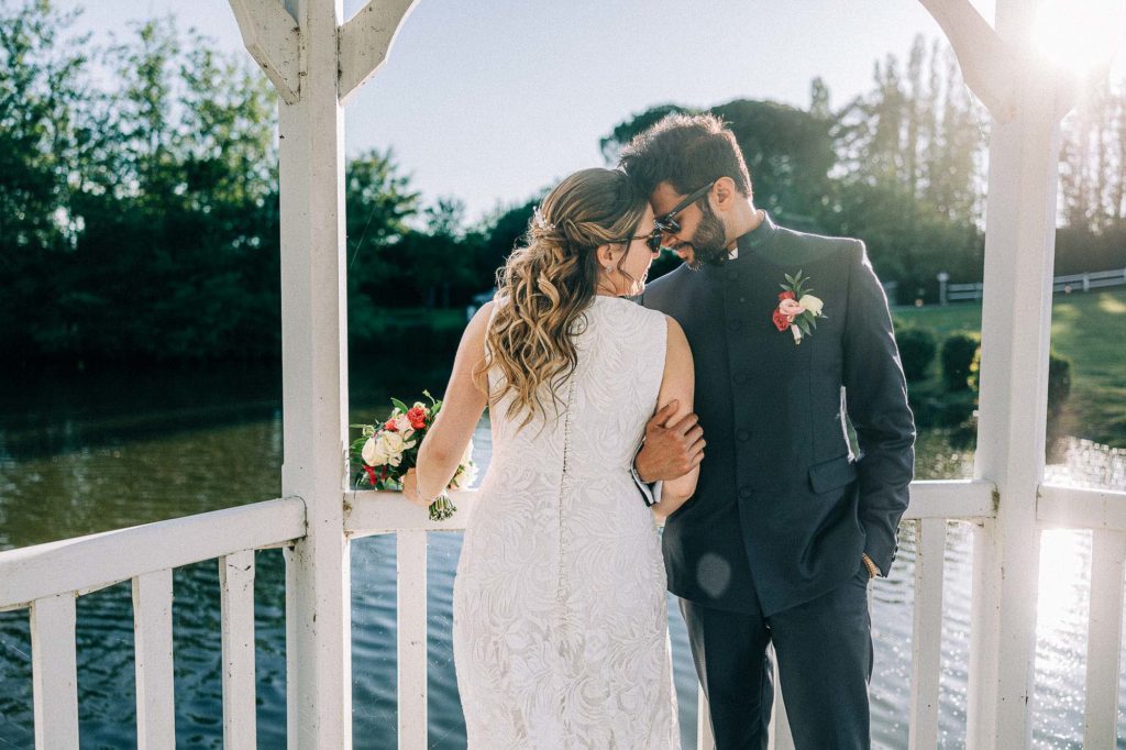 Mariés cérémonie laïque plan d'eau Domaine des Fontenelles — Pierre Atelier photographe mariage