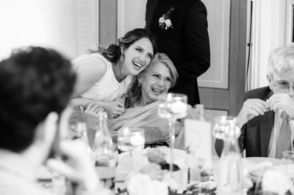 Portrait couple mariage bord plan d'eau Domaine Fontenelles — Pierre Atelier photographe mariage