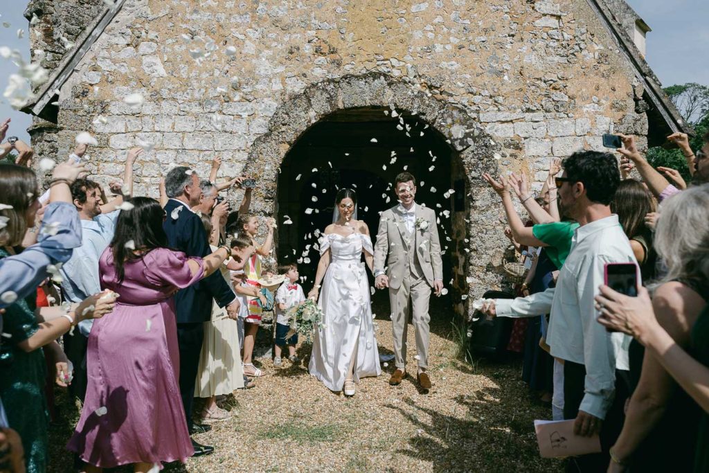 Mariés portrait cour Domaine Montireau ferme fortifiée — Pierre Atelier