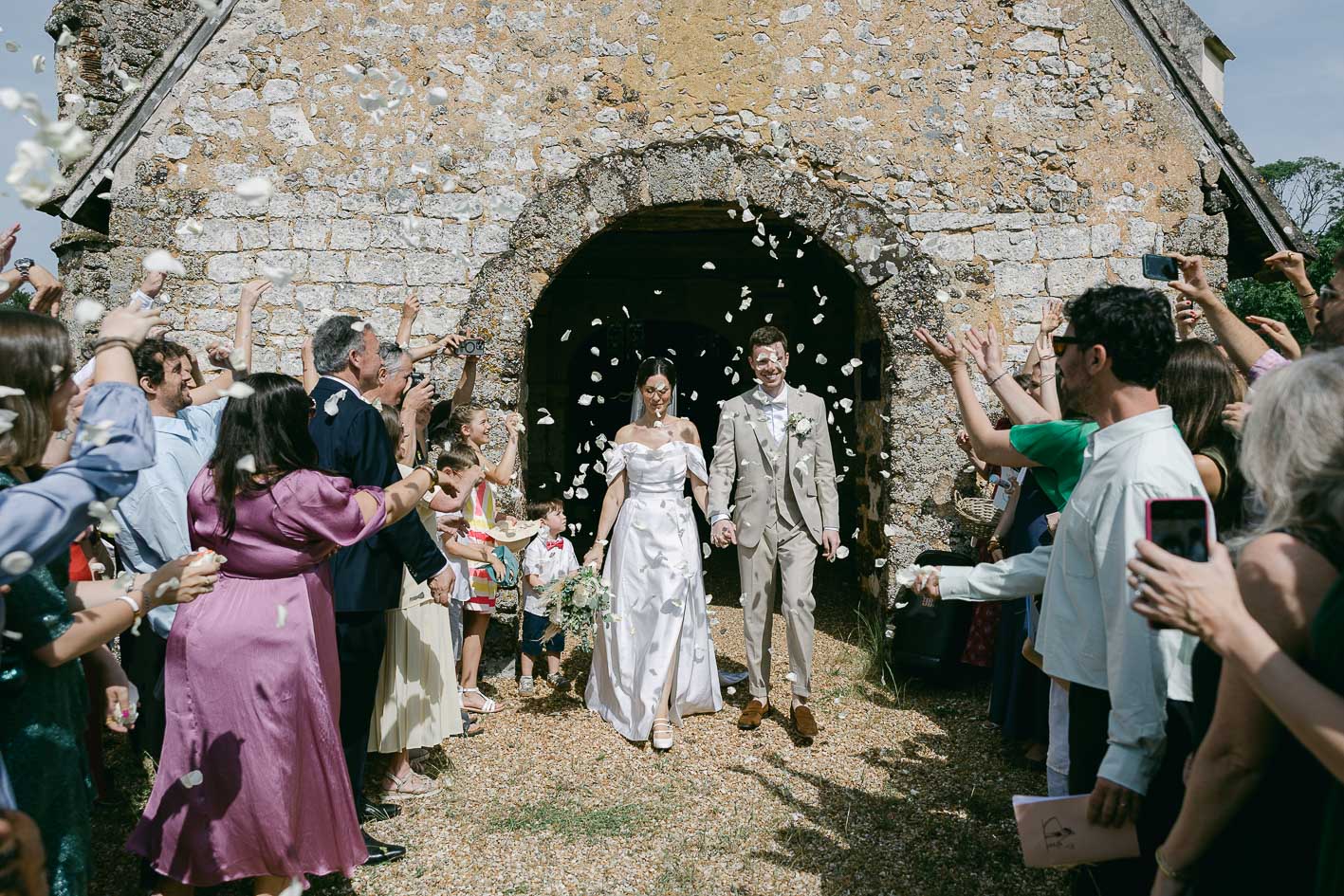 Mariés portrait cour Domaine Montireau ferme fortifiée — Pierre Atelier