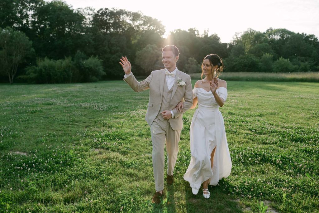 Cérémonie laïque cour Domaine de Montireau ferme fortifiée — Pierre Atelier photographe mariage