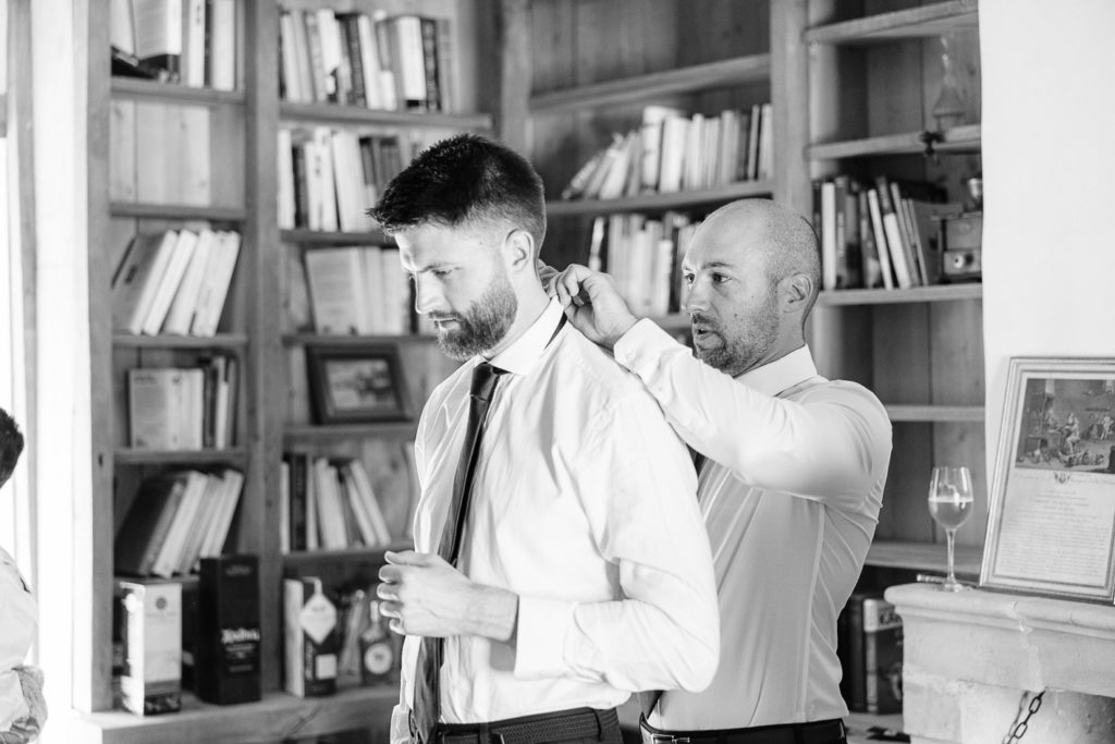 Préparatifs du marié Domaine de Montireau Perche — Pierre Atelier photographe mariage