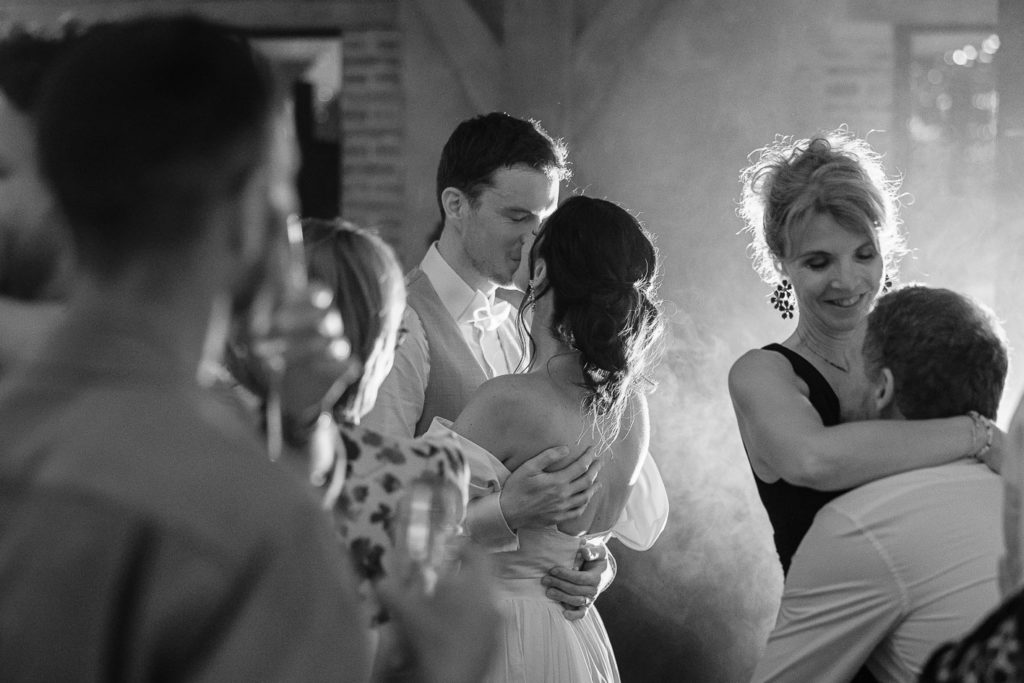 Salle réception lustres pampilles Domaine de Montireau — Pierre Atelier photographe mariage