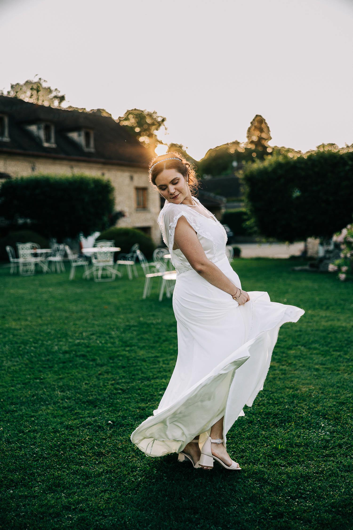 Golden hour portrait couple Domaine Saint-Germer Vexin Français — Pierre Atelier photographe mariage