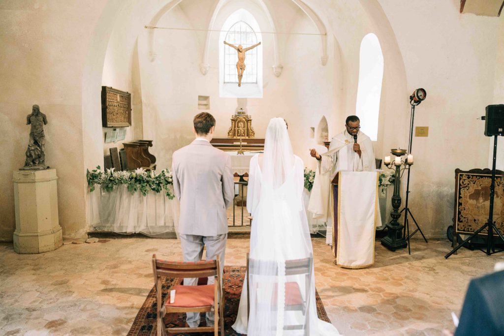 Mariés nef église Saint-Rémy XIème siècle Chevreuse — Pierre Atelier photographe mariage