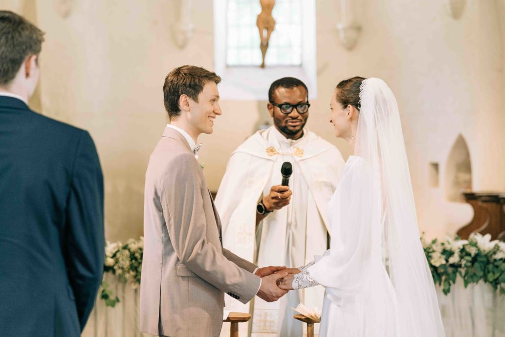 Échange des vœux cérémonie religieuse église Chevreuse — Pierre Atelier photographe mariage