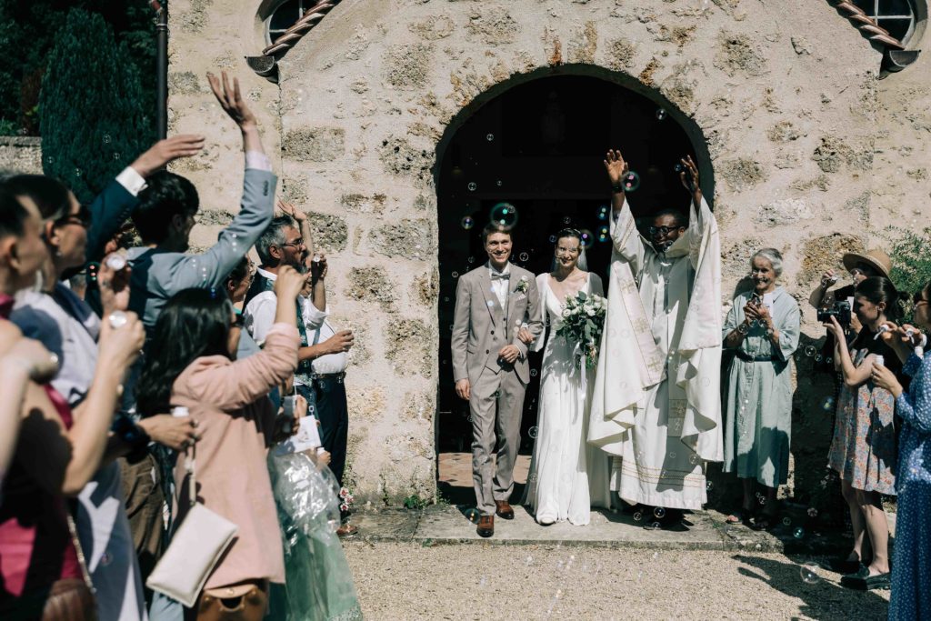 Sortie cérémonie religieuse église Saint-Rémy Chevreuse — Pierre Atelier photographe mariage