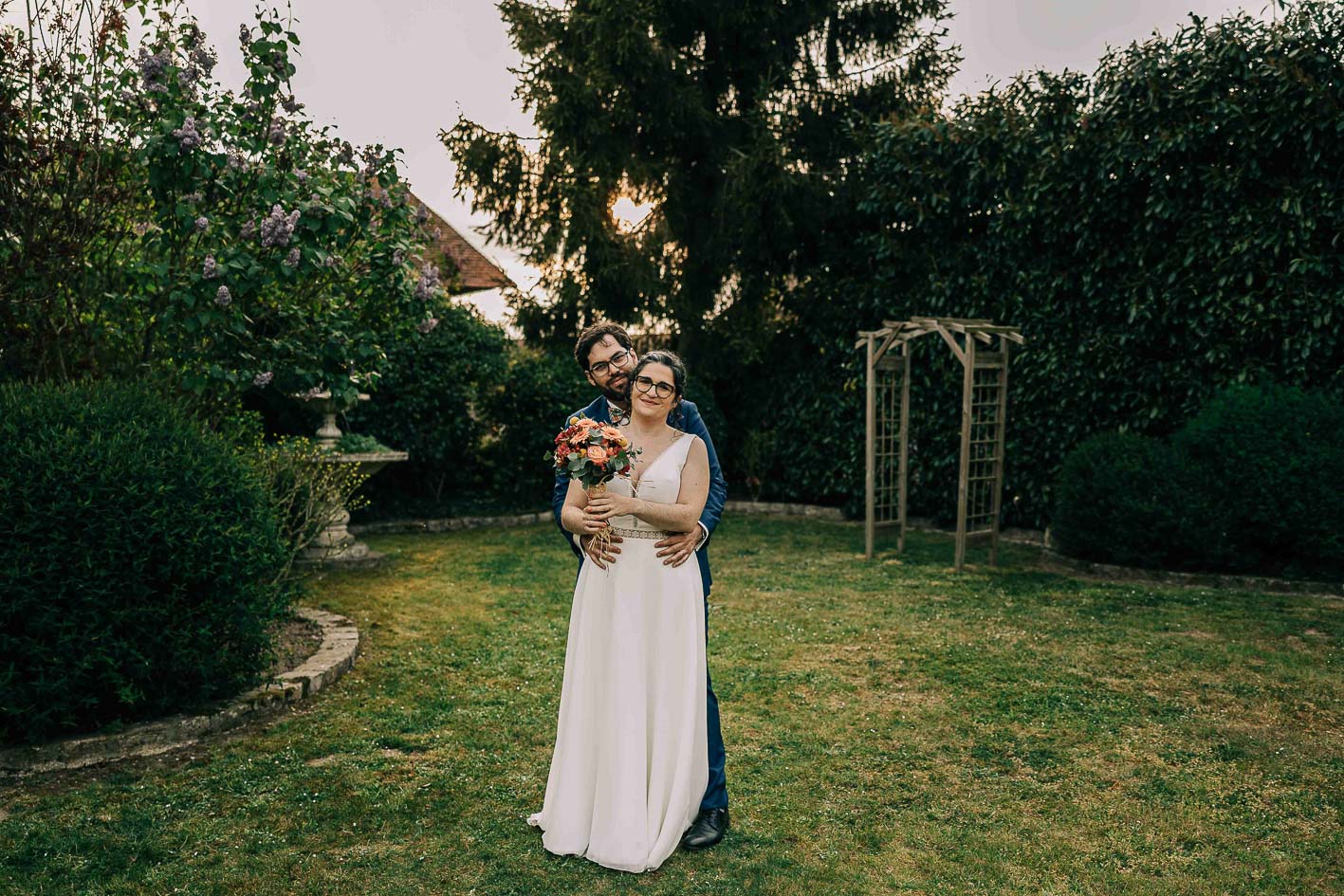 Portrait romantique mariés champêtre chic Ferme Auxonnettes — Pierre Atelier photographe mariage Paris