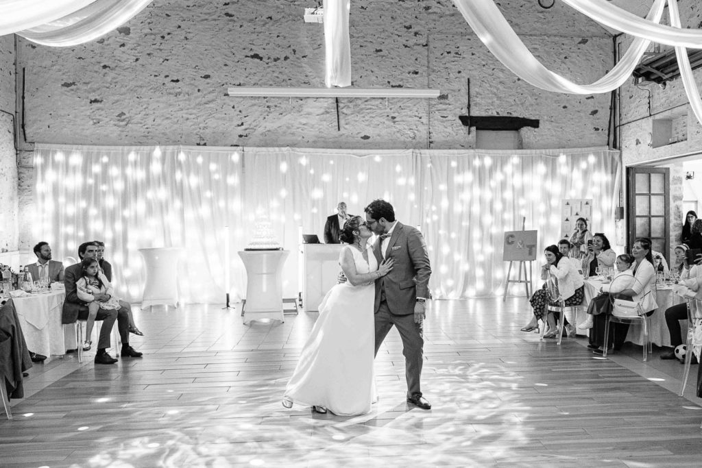 Mariés cérémonie laïque plein air Ferme des Auxonnettes — Pierre Atelier photographe mariage
