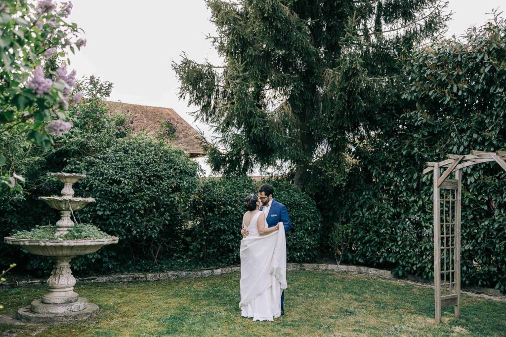 Cérémonie laïque extérieure jardin Ferme des Auxonnettes — Pierre Atelier photographe mariage
