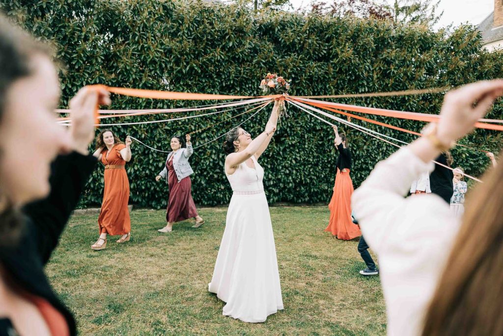 lancé de bouquet de mariage Ferme Auxonnettes 77 — Pierre Atelier photographe