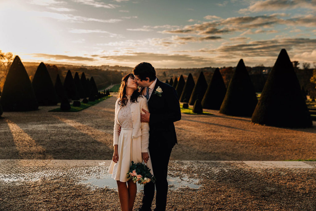 Couple lumière dorée coucher soleil mariage extérieur Paris — Pierre Atelier photographe mariage