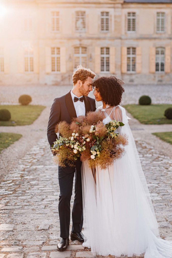 Portrait couple golden hour mariage extérieur Paris IDF — Pierre Atelier photographe mariage