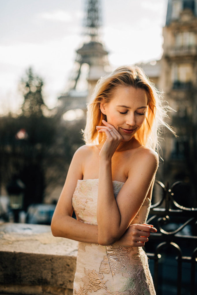 Mariés golden hour lumière rasante mariage domaine IDF — Pierre Atelier photographe