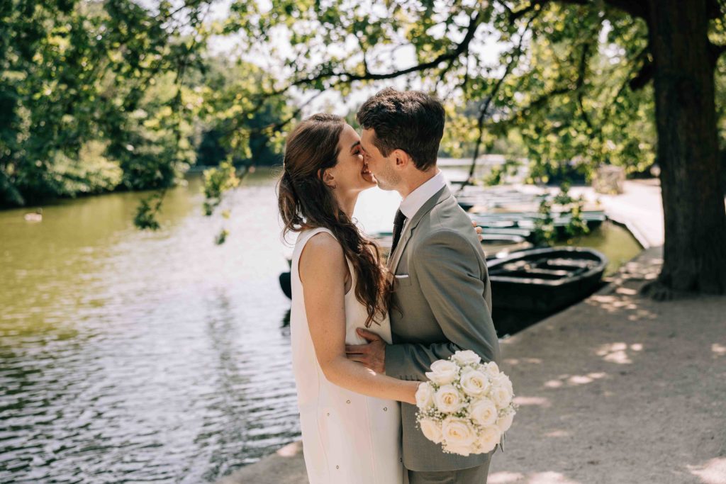 Couple mariage reflets eau Lac des Minimes Vincennes — Pierre Atelier photographe